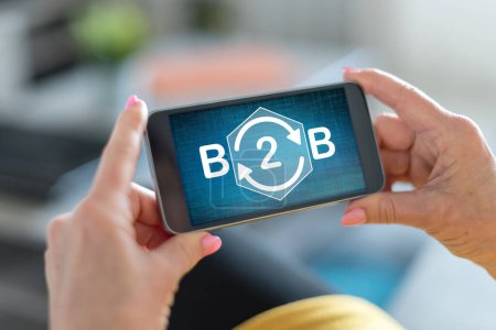 Téléchargez les photos : Ecran Smartphone affichant un concept b2b - en image libre de droit