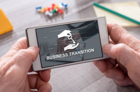 Téléchargez les photos : Concept de transition d'entreprise sur téléphone mobile - en image libre de droit