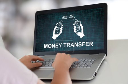 Frau benutzt Laptop mit Geldüberweisungskonzept auf dem Bildschirm