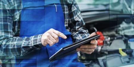 Téléchargez les photos : Mécanicien de voiture utilisant la tablette numérique pour vérifier le moteur de voiture, motif géométrique - en image libre de droit