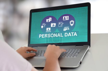 Mujer usando un portátil con concepto de datos personales en la pantalla
