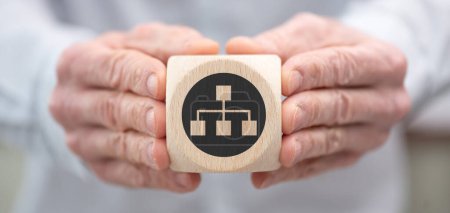 Téléchargez les photos : Main tenant un cube en bois avec le symbole du concept de marketing de réseau - en image libre de droit