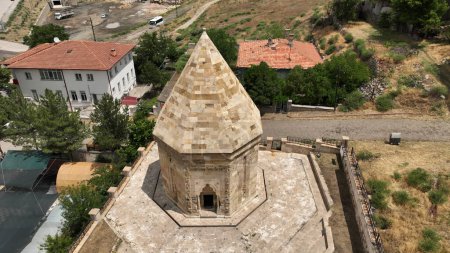 Téléchargez les photos : Sitte Melik Tomb It was built by Seyfettin Sahinsah in 1196. A photograph of the tomb taken with a drone. Divrigi, Sivas, Turkey. - en image libre de droit