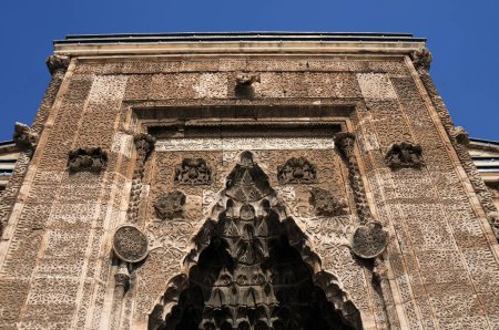 Téléchargez les photos : Sivas Buruciye Madrasah Seljuk ère a été construit en 1271. Le portail de la madrasa. La taille de pierre dans le portail porte des traces de l'art Seljuk. - en image libre de droit