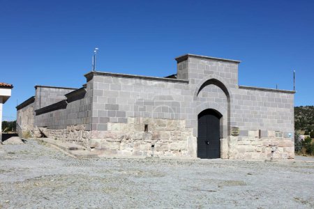 Téléchargez les photos : Kurucesme Caravansera est situé sur la route Konya-Beysehir. Le caravansérail a été construit en 1207 pendant la période seldjoukide d'Anatolie. - en image libre de droit