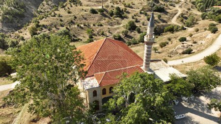 La mezquita de Uluborlu Alaeddin fue construida en 1231 durante el período selyúcida de Anatolia. Una foto de la mezquita tomada con un dron. Isparta, Turquía.