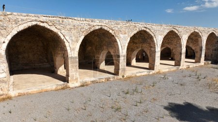 Téléchargez les photos : Kirkgoz Han Caravansera est situé sur la route Antalya-Burdur. Le caravansérail a été construit au XIIIe siècle pendant la période seldjoukide d'Anatolie. Antalya, Turquie. - en image libre de droit