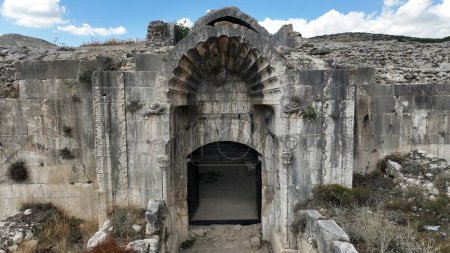 Téléchargez les photos : Incir Han Caravansera a été construit en 1339 pendant la période seldjoukide d'Anatolie. Le caravansérail est actuellement en ruines. Burdur, Turquie. - en image libre de droit