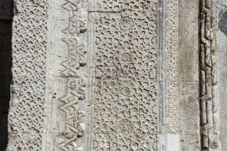 Susuz Caravanserai Anatolia período selyúcida, fue construido en el siglo XIII. Se encuentra dentro de las fronteras del pueblo de Susuz, a 10 km del distrito de Bucak. Motivos de piedra en la puerta. Burdur, Turquía.