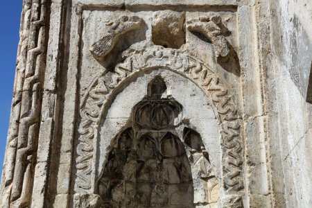 Susuz Caravanserai Anatolia período selyúcida, fue construido en el siglo XIII. Se encuentra dentro de las fronteras del pueblo de Susuz, a 10 km del distrito de Bucak. Motivos de piedra en la puerta. Burdur, Turquía.