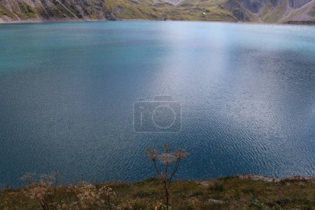 Foto de Hermosa vista del lago Lunersee rodeado de Alpes en Vorarlberg, Austria - Imagen libre de derechos