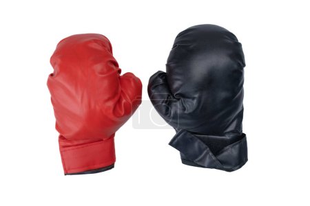Téléchargez les photos : Gants de boxe en cuir rouge et noir isolés sur fond blanc. - en image libre de droit