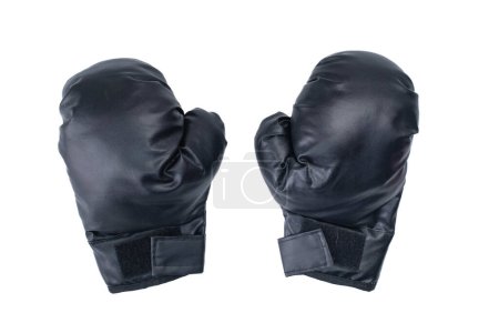 Téléchargez les photos : Une paire de gants de boxe en cuir noir isolés sur fond blanc. - en image libre de droit
