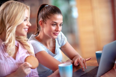 Foto de Dos chicas usando computadora portátil. Tecnología, personas y concepto de estilo de vida. - Imagen libre de derechos