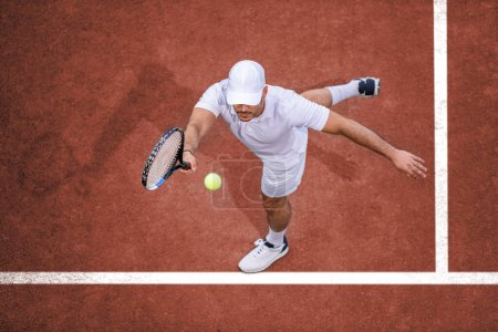 Téléchargez les photos : Du sport. Vue du dessus du joueur de tennis masculin frappant la balle avec la raquette. - en image libre de droit