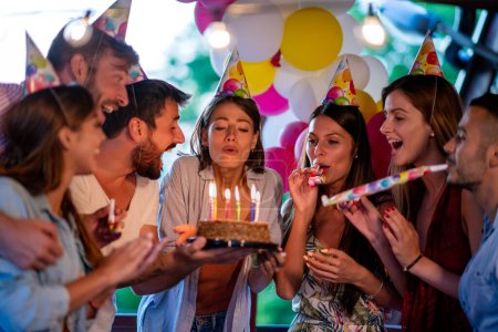 Foto de Grupo de amigos celebrando cumpleaños juntos al aire libre. Concepto de celebración y felicidad. - Imagen libre de derechos