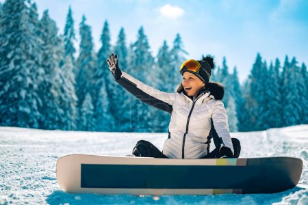 Foto de Felicidad, vacaciones de invierno, turismo, viajes y concepto de personas. Mujer snowboarder con snowboard. - Imagen libre de derechos
