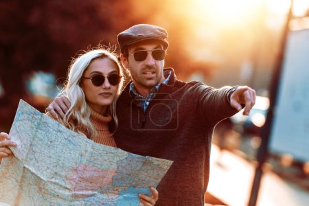 Téléchargez les photos : Jeune couple heureux voyageant sur de nouvelles destinations. - en image libre de droit