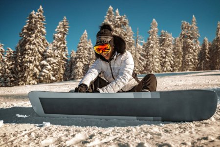 Téléchargez les photos : Bonheur, vacances d'hiver, vacances, voyage et concept de personnes. Femme avec snowboard. - en image libre de droit