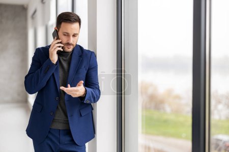 Téléchargez les photos : Homme d'affaires travaillant au bureau avec smartphone.People, technologie et concept d'entreprise. - en image libre de droit