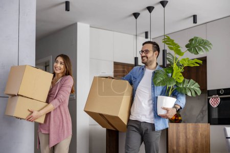 Téléchargez les photos : Joyeux déménagement en famille avec des boîtes dans une nouvelle maison d'appartements.. - en image libre de droit
