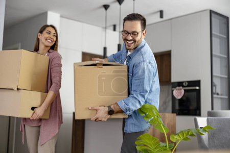 Téléchargez les photos : Joyeux déménagement en famille avec des boîtes dans une nouvelle maison d'appartements.. - en image libre de droit