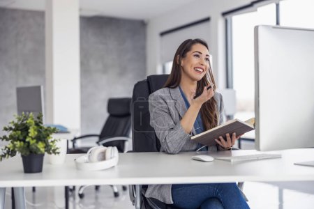Téléchargez les photos : Femme entrepreneur avec ordinateur travaillant dans un bureau moderne. Réunion en ligne.Technologie, personnes et concept d'entreprise. - en image libre de droit