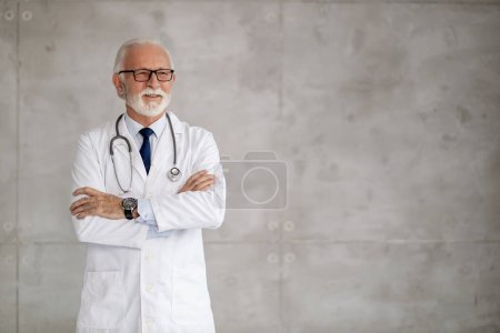 Téléchargez les photos : Portrait de médecin masculin senior sur fond gris. Soins de santé et concept médical. - en image libre de droit