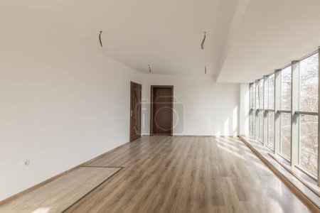 Foto de Habitación vacía con luz natural de las ventanas.Interior de la casa moderna. Suelo de madera
. - Imagen libre de derechos