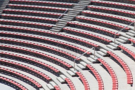 Téléchargez les photos : Sièges vides en plastique rouge sur le stade de football ou l'amphithéâtre - en image libre de droit