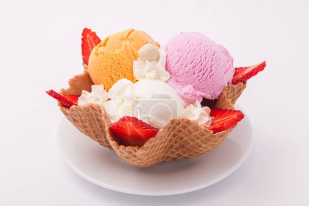 Téléchargez les photos : Ensemble de boules de crème glacée de différentes couleurs et saveurs. Décoré avec des fraises. Délicieux dessert - en image libre de droit
