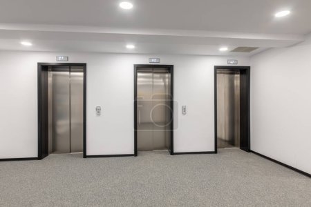 Téléchargez les photos : Ascenseurs modernes dans un hall d'affaires, un hôtel ou un magasin. Intérieur du bâtiment moderne. - en image libre de droit