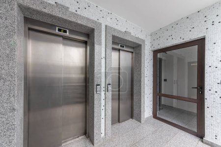 Foto de Modernos ascensores en un vestíbulo de negocios, hotel o tienda. Interior del edificio moderno. - Imagen libre de derechos