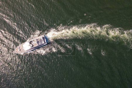 Téléchargez les photos : Vue Ariel de la garde côtière bateau à moteur de croisière à grande vitesse. Bateau à moteur garde-frontières patrouille la mer. - en image libre de droit