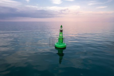 Foto de Large green buoy with solar panelsin the sea. - Imagen libre de derechos