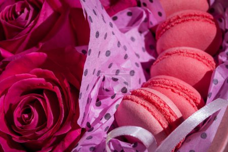 Téléchargez les photos : Roses roses et macarons roses. Contexte pour la Saint Valentin et la fête des femmes. Décoration de mariage - en image libre de droit