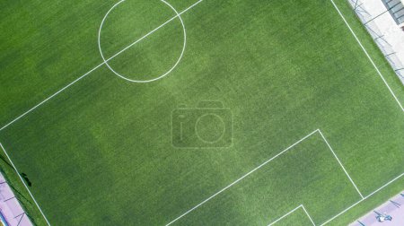 Foto de Vista aérea del fútbol verde, campo de fútbol. Vista de arriba hacia abajo en un campo de fútbol verde y vacío - Imagen libre de derechos