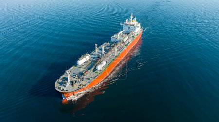 Téléchargez les photos : Aerial view of LPG gas ship. Gas carrier, gas tanker sailing in ocean - en image libre de droit