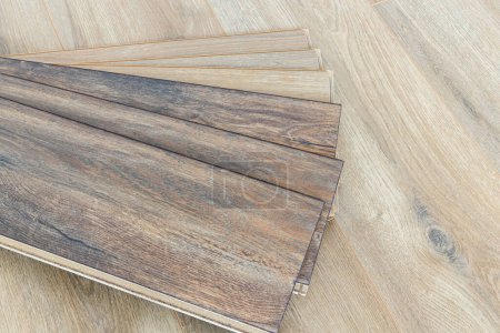 Téléchargez les photos : Échantillons de plancher en bois de stratifié. Sciages, planchers stratifiés. - en image libre de droit