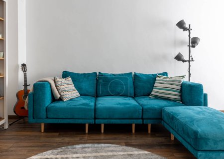 Foto de Inicio mofa interior con sofá en la sala de estar. Decoración del hogar. - Imagen libre de derechos