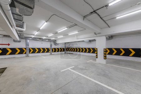 Foto de Estacionamiento subterráneo vacío o garaje interior - Imagen libre de derechos