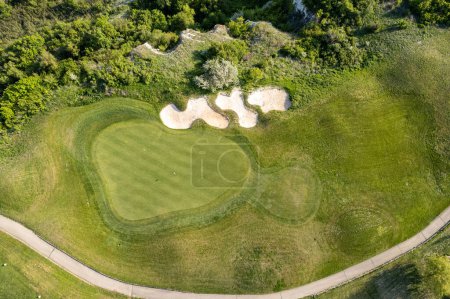 Foto de Vista aérea de un hermoso campo de golf verde - Imagen libre de derechos