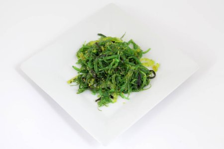Téléchargez les photos : Salade d'algues Chuka Wakame. Nourriture japonaise traditionnelle - en image libre de droit