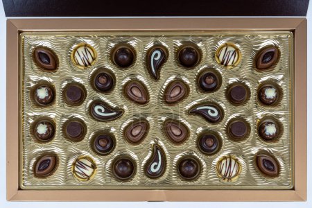 Téléchargez les photos : Boîte de divers bonbons au chocolat - en image libre de droit