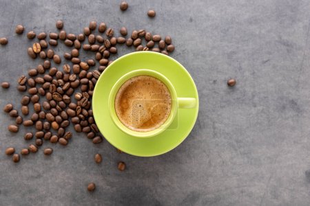 Téléchargez les photos : Une tasse de café revigorant et grains de café. Vue du haut vers le bas - en image libre de droit