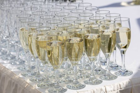 Téléchargez les photos : Verres de mariage remplis de champagne, prêt à être servi - en image libre de droit