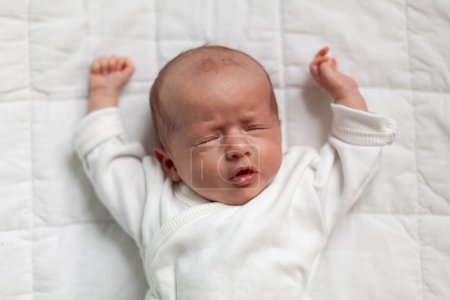 Téléchargez les photos : Mignon nouveau-né dormir au lit - en image libre de droit