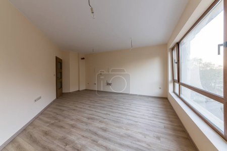 Foto de Sala de estar luminosa vacía. Nueva casa. Hermoso apartamento interior. Suelo de madera - Imagen libre de derechos