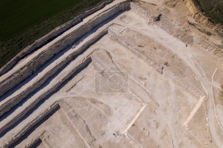 Téléchargez les photos : Vue aérienne de la carrière minière à ciel ouvert. Carrière de pierre - en image libre de droit