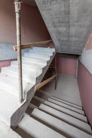 Foto de Escaleras de hormigón sin terminar en un sitio de construcción. Construcción. Edificio sin terminar. Salón de la escalera - Imagen libre de derechos